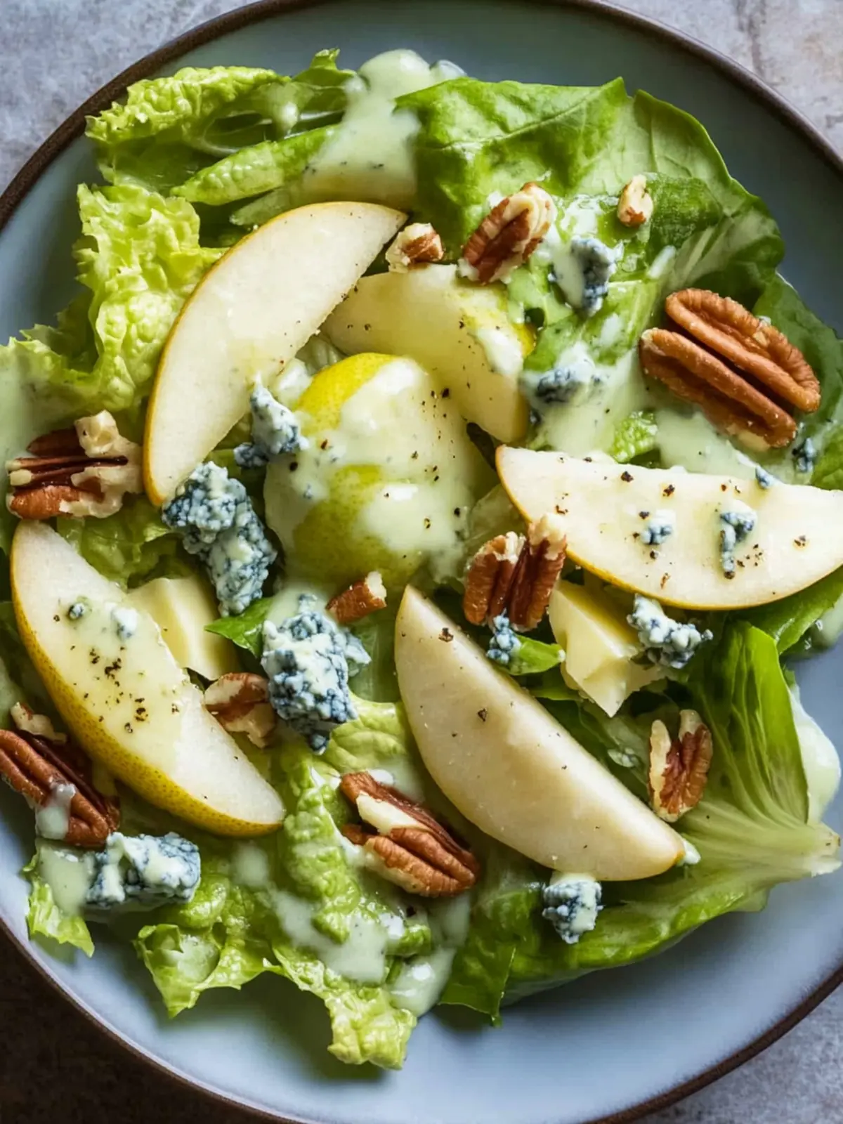Delicious Romaine Salad with Pears, Blue Cheese and Pecans 3 Romaine Salad with Pears, Blue Cheese and Pecans